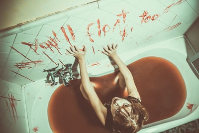 The bathtub with red petals of woman
